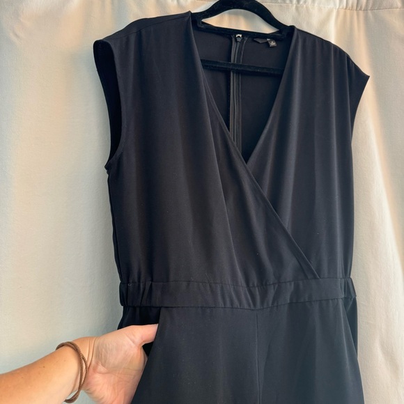 UNIQLO- Black V-Neck Wide Leg Short Sleeve jumper - Picture 2 of 9